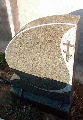 На фото круглый памятник на могилу полукруг с крестом в СПб