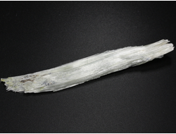 Брусит (немалит) светло-зеленый, волокнистый брусит, коллекционный образец, Россия, КЧР, Урупский район, м-ние Мощевая балка (91*14*7 мм, 11 г) №29695