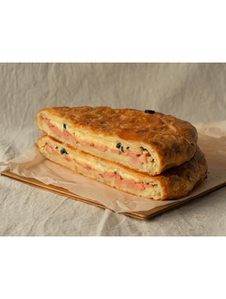 Пирог с ветчиной, сыром и маслинами (100 г)