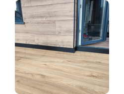 Плинтус ХДФ Dollken Cubu Flex Life 60мм Х 2,5 м 0110/1144 Чёрный в интерьере 7