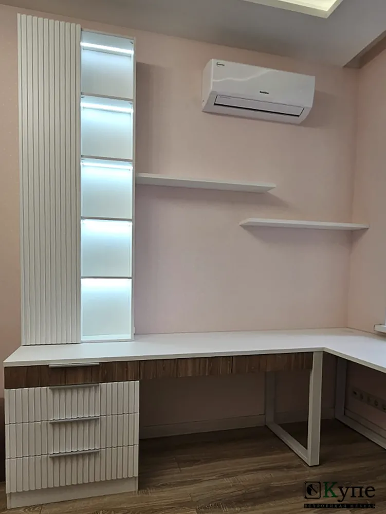 039 Рабочая зона в детской комнате с подсветкой шкафа.
Рельефный фасад МДФ Ral 9003. Корпус  - ДСП Egger W1000 ST9 16мм  Белый Премиум, 
Выдвижные ящики - ДСП  Egger H3700 ST10 16мм  Орех Пацифик натуральный 