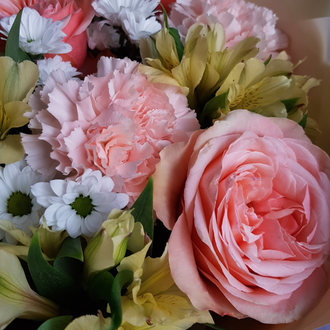 БУКЕТ В КРЕМОВОЙ ГАММЕ С  РОЗАМИ, АЛЬСТРОМЕРИЯМИ И АРОМАТНОЙ МАТИОЛЛОЙ - (АРТ. С54)