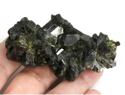 Эпидот, сросток кристаллов, Перу (68*35*30 мм, 101 г) №35871