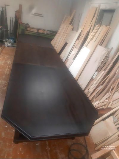 Раздвижной стол из дерева