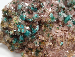 Брошантит, коллекционный образец, Марокко (75*52*34 мм, 167 г) №28627