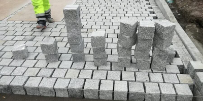 Брусчатка гранитная пилено-колотая 100-100-50