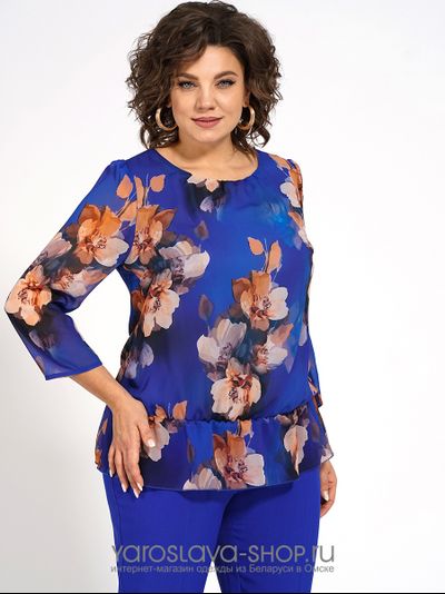 Женский костюм синего цвета, состоящий из блузы и брюк