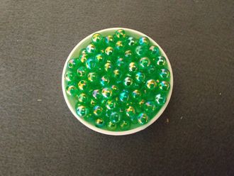Бусины зеленые радужные, диаметр 8 мм, вес пакетика 25 гр