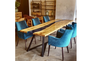 Стол-река из карагача. Ресторан "Асадо", г.Екатеринбург, работа spilcenter.com