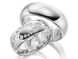 Обручальные кольца широкие из белого золота с огранкой с бриллиантом в женском кольце с выпуклым про