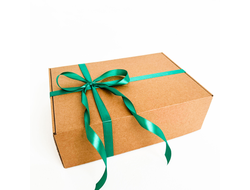 Подарочная коробка GILEV 32х22х10см с наполнителем и зеленой лентой