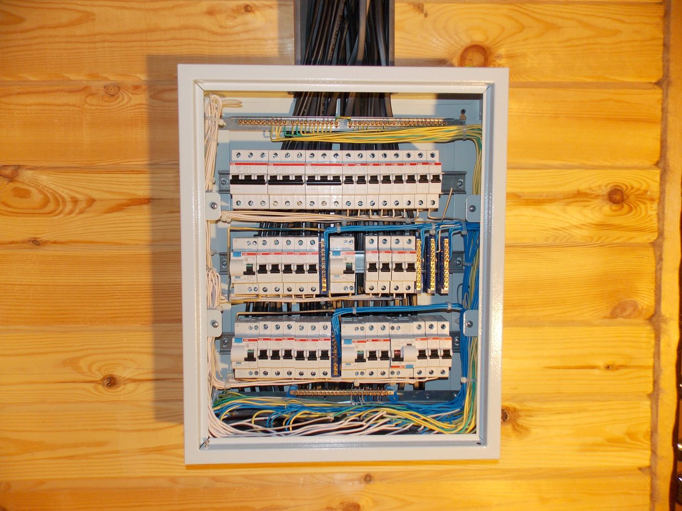 собрать щиток дома. электрический щиток в квартире. распределительный щит для электропроводки 7к-52. щит распределительный квартирный расключенный. сборка щитка tekfor.