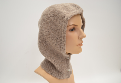 Вязаный бежевый капюшон