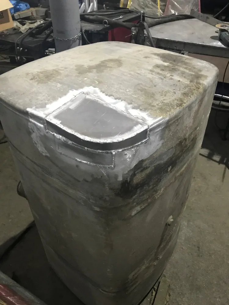 Ремонт бензобаков в Екатеринбурге. Заварить топливный бак грузового автомобиля. Сварка алюминиевых баков. 
заварить трещину в баке грузового автомобиля
Сварка баков аргоном. Сварка алюминия