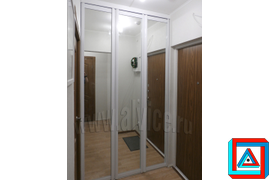 Зеркальная дверь из 3-х створок в AL профиле