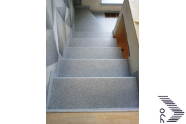 С поворотом 90 градусов с забежными ступенями