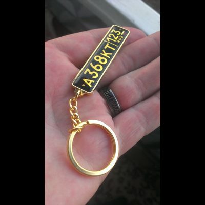 КОМПЛЕКТ 10 ШТ.: БРЕЛОК ГОС. НОМЕР АВТО. С БОРТИКАМИ «УСИЛЕННОЕ КРЕПЛЕНИЕ» — ЗОЛОТО. 51*12,9 мм.