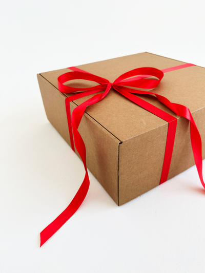 Большая подарочная коробка GILEV 37х37х14см с красной лентой и наполнителем крафт