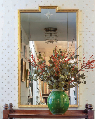 Зеркало в классическом стиле с маленьким узорчатым геометрическим орнаментом.