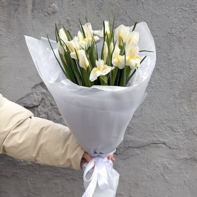 Букет белых ирисов