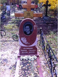 На фото круглый памятник на могилу крест с круглым портретом в СПб
