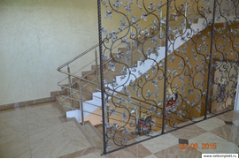 Стандартные лестничные ограждения из полированной нержавеющей трубы, марки AISI 304. Поручень и стойки диаметром- 38мм, ригель - 3 штуки из трубы D=16мм. Заявки на замеры присылайте на почту tatkomplekt@yandex.ru