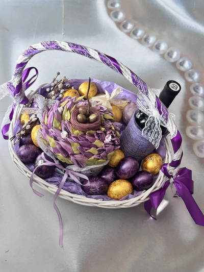 Пасхальная корзина с куличом