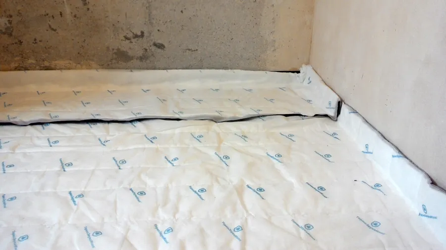 Материал "ТермоЗвукоИзол" имеет ширину 1500 мм. При укладке каждый последующий слой должен накрывать предыдущий не менее 70-100 мм. Стыки и места реза материала проклеиваются армировочным скотчем.