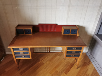 Письменный стол с наставной частью и синими ящиками