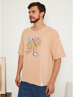 МУЖСКАЯ ФУТБОЛКА БЕЖЕВЫЙ "ЦВЕТОЧНЫЕ КЕДЫ"