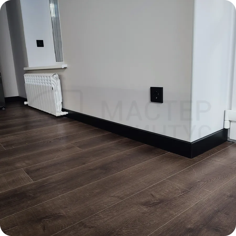 Надежная отделка: установка черного плинтуса Dollken Cubu Flex Life 80 для долговечной эксплуатации.