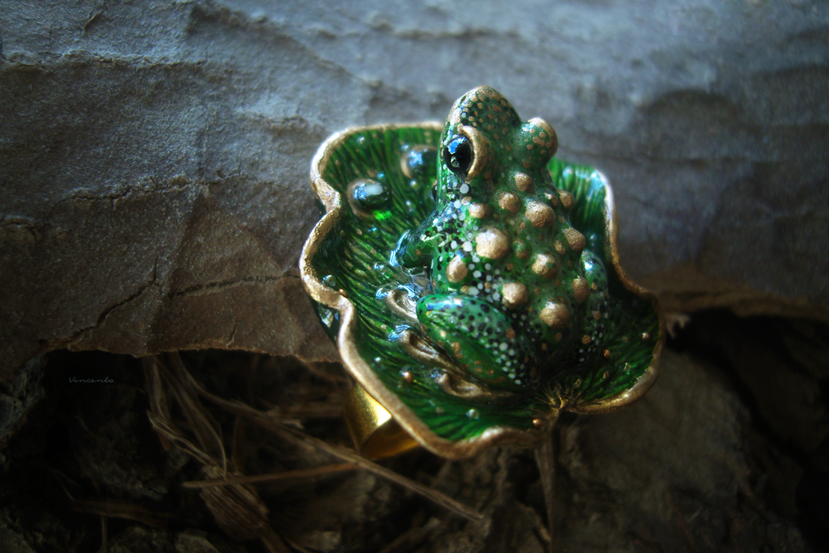 Скульптурная миниатюра в виде лягушки на листе кувшинки в зелёно-золотой цветовой гамме