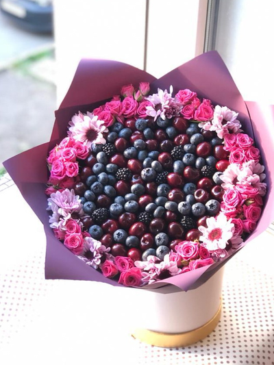 Букет "Ягодная поляна с розами"