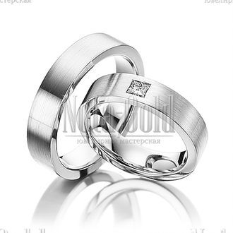 Матовые обручальные кольца из белого золота с крупным бриллиантом принцесса в женском кольце прямоуг