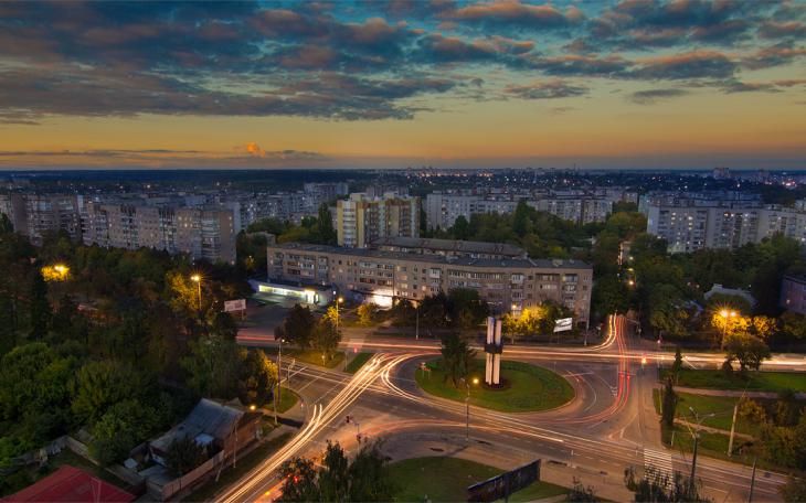 Вид сверху на город Чернигов на закате. Вдали виден спальный район Чернигова с множеством высоток