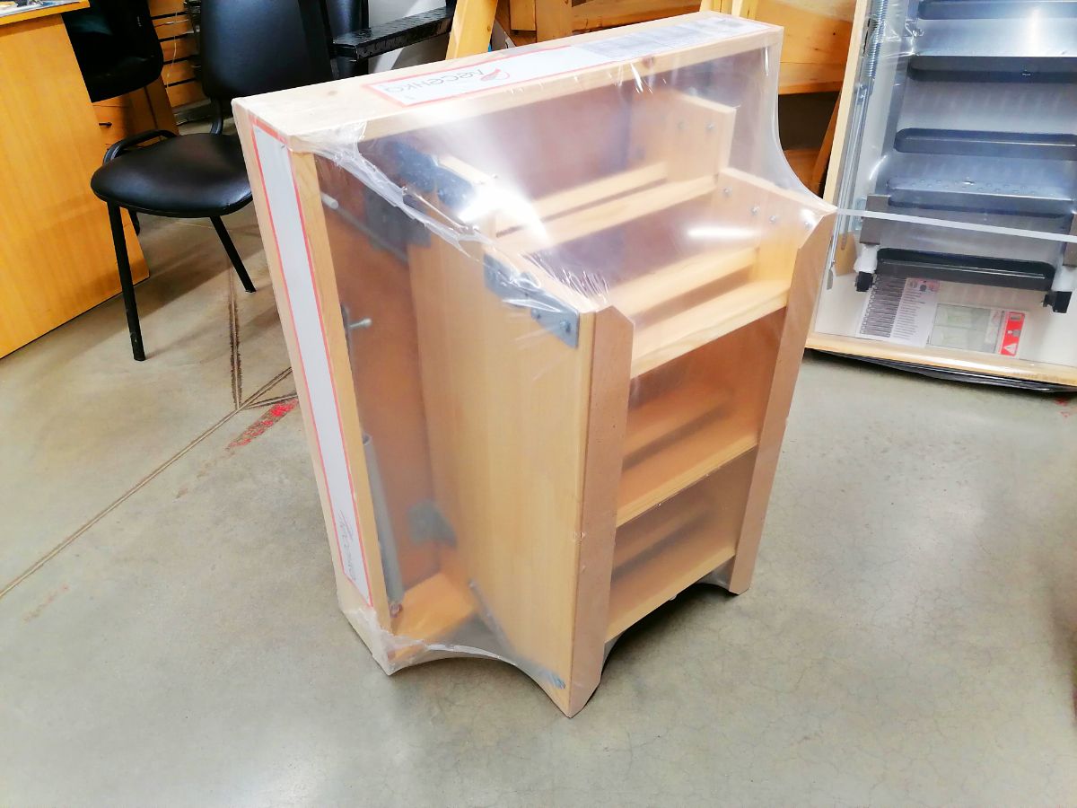 Лестница деревянная для маленьких проёмов с белой крышкой