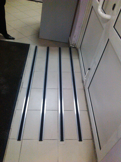 Полоса алюминиевая с противоскользящей резиновой вставкой, 3м