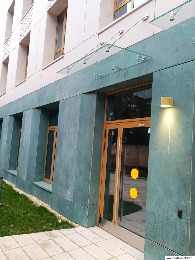 Стеклянные козырьки на вантах (тягах) ЖК "Мифы" Казань. Стекло закаленное , триплекс 8+8 (16мм)