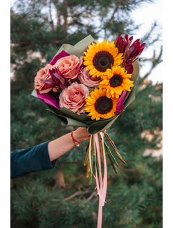 Букет с розами и подсолнухами