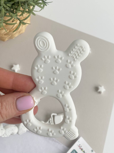 Грызунок Зайчик белый на держателе ARCH Мраморная крошка