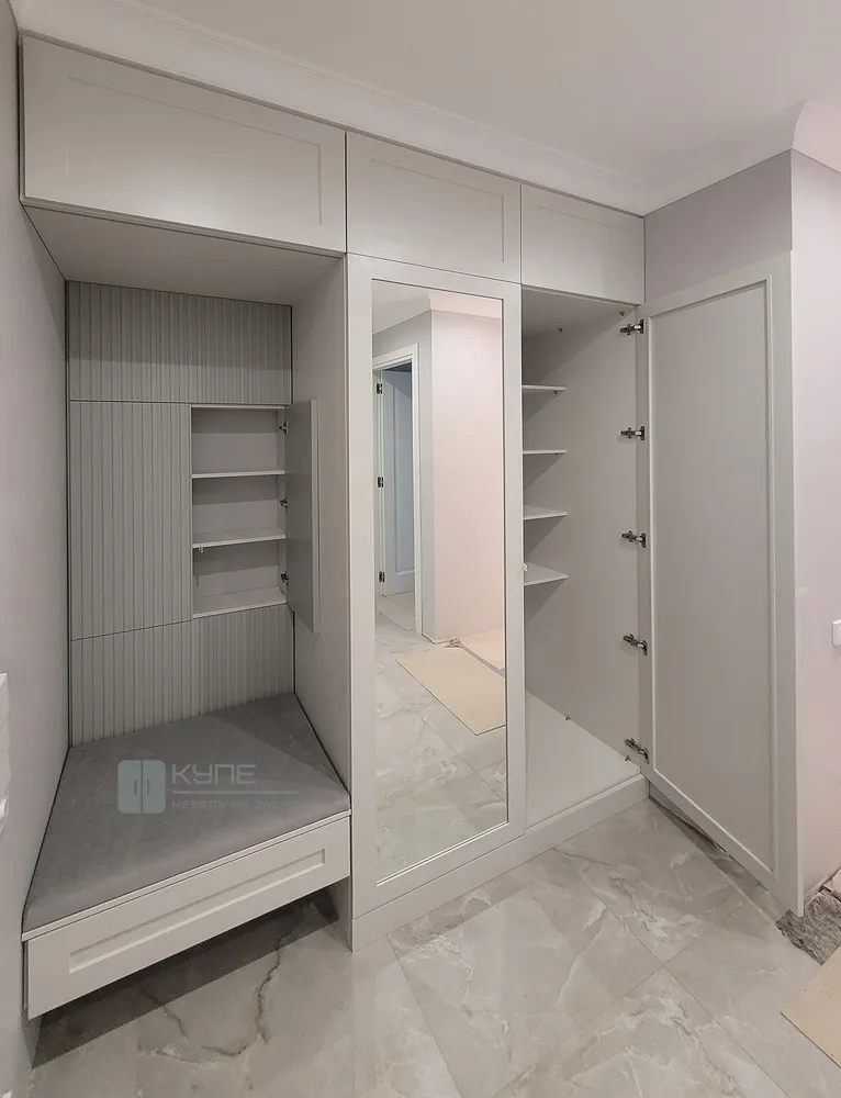 027-1 Прихожая с подсветкой. Фасады: МДФ фрезировка покраска RAL 9002 + RAL 7038. Корпус: ЛДСП Egger U775 Серый Дымчатый.