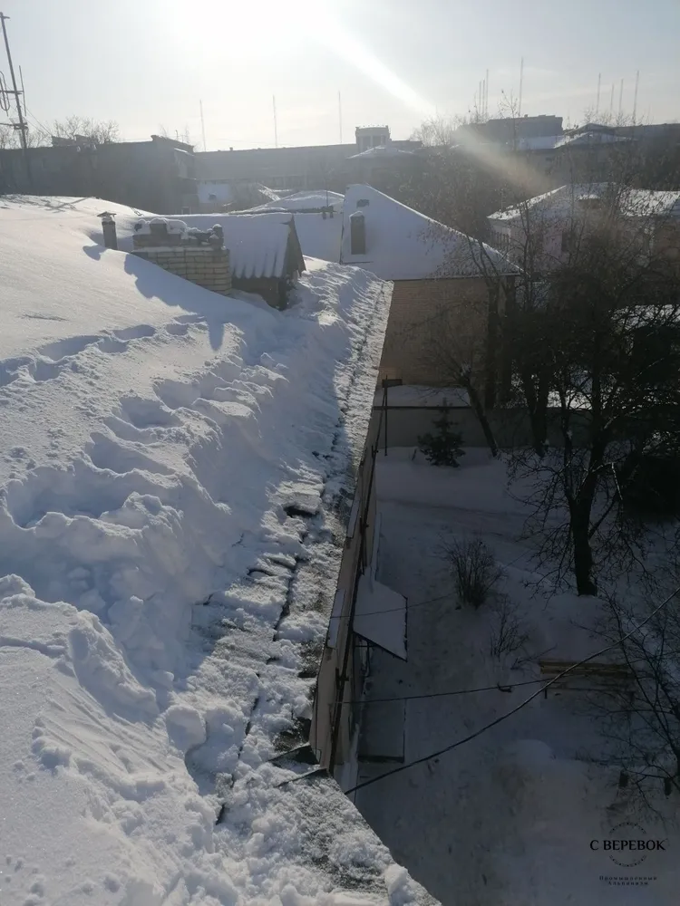 Чистим крышу от снега полосой 1 м от края