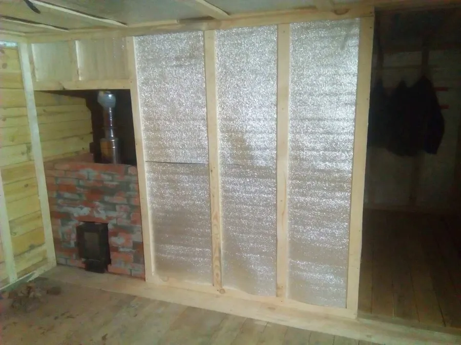 Установлена банная печь, производиться кирпичная кладка.