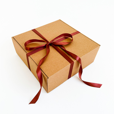 Подарочная коробка GILEV 32x32x12см с наполнителем и коричневой лентой