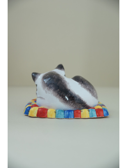 Кошка на ковре