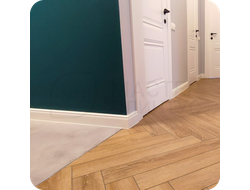 Плинтус ХДФ Dollken Cubu Hamburg Style 100мм Х 2,5 м 5012 Белый в интерьере 2