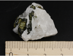 Турмалин зеленый на кварце, Бразилия (26*21*17 мм, 10,7 г) №36190