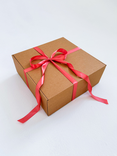 Большая подарочная коробка GILEV 37х37х14см с персиковой лентой и наполнителем крафт