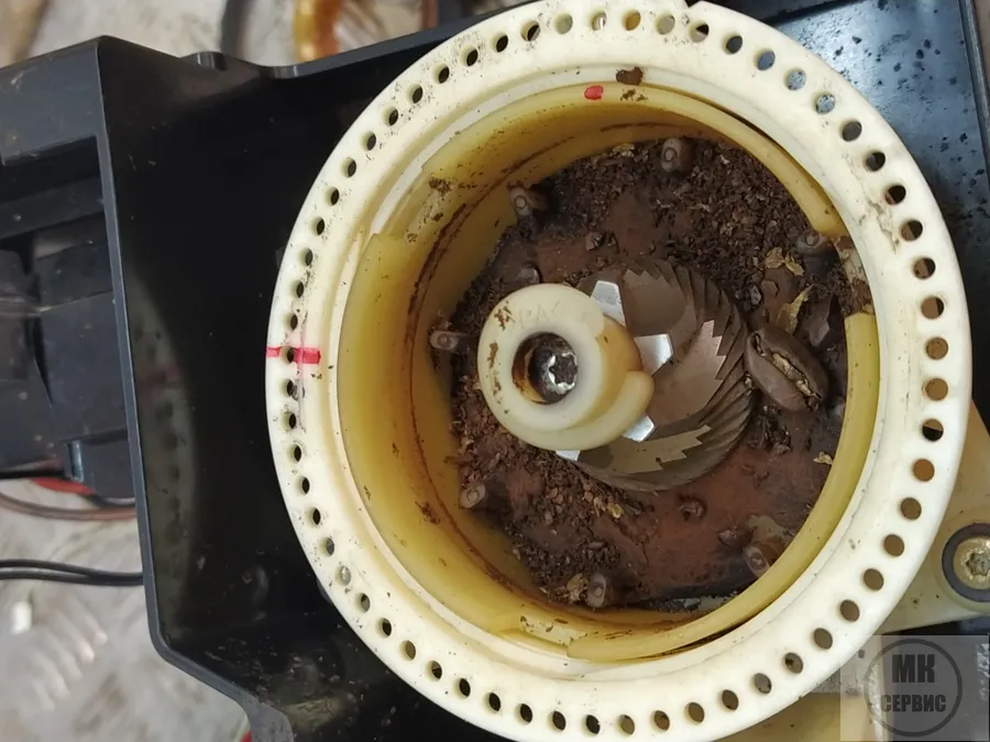 Мельница кофемолки забита кофейными отложениями