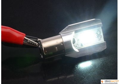 Замена галогеновых ламп в люстре в комнате квартиры в Москве ИВАНМАСТЕР